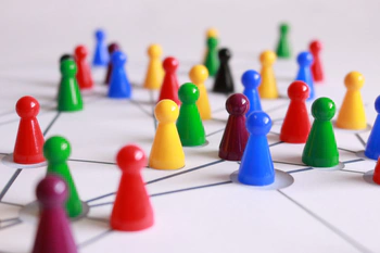 Pionnen met draadjes ertussen