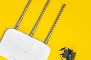 Foto van een Wifi-router met stroomkabel