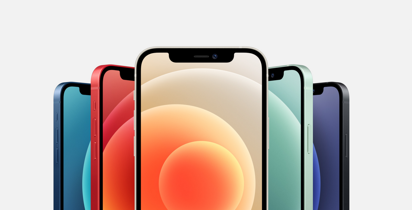 Een aantal iPhone 12's in verschillende kleuren