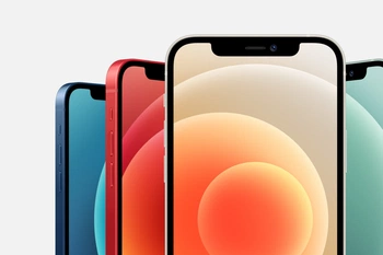 Een aantal iPhone 12's in verschillende kleuren