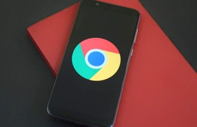 Android-telefoon met Chrome-logo op rood notitieboek