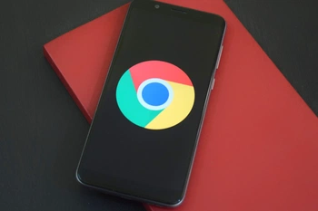 Android-telefoon met Chrome-logo op rood notitieboek