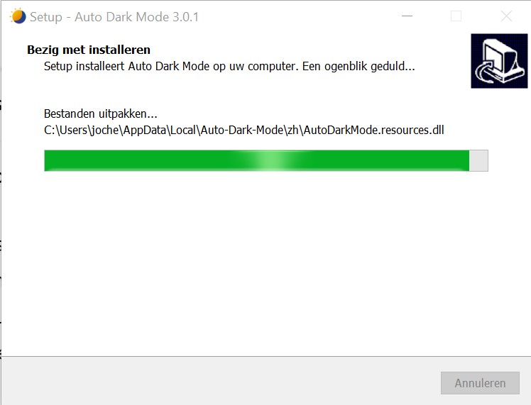 Screenshot van Auto Dark Mode installatie die bezig is