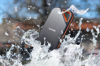 Foto van SanDisk ssd in het water