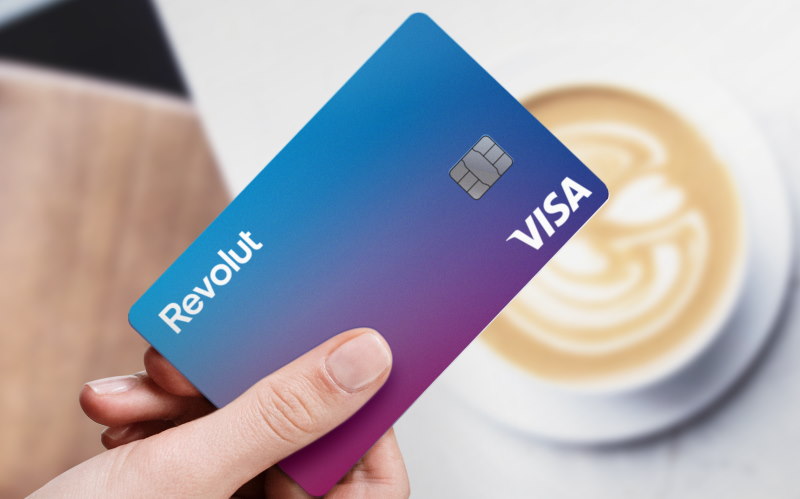 Revolut-pas in hand met kopje koffie