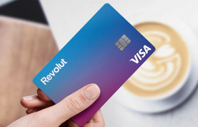 Revolut-pas in hand met kopje koffie