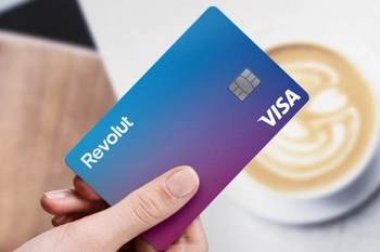 Revolut-pas in hand met kopje koffie