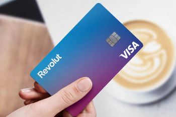 Revolut-pas in hand met kopje koffie