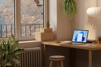 Bureau met Windows 11-laptop