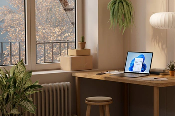 Bureau met Windows 11-laptop