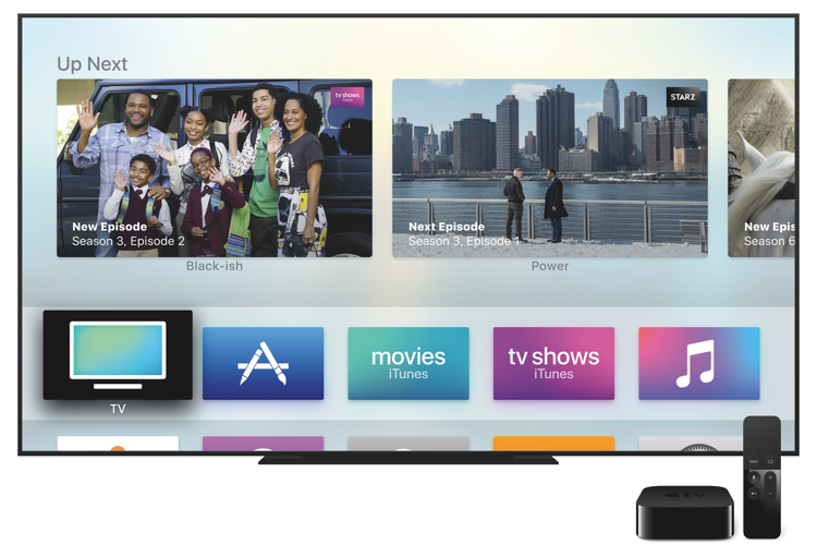 Foto van tv met daarop de interface van Apple TV met ervoor de Apple TV met afstandsbediening.
