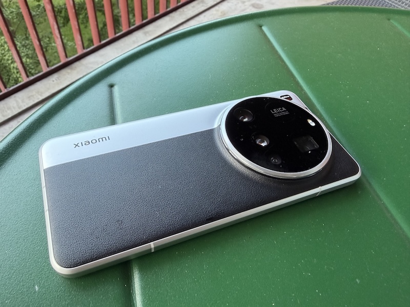 Foto van Xiaomi 15 Ultra achterkant op een tafel