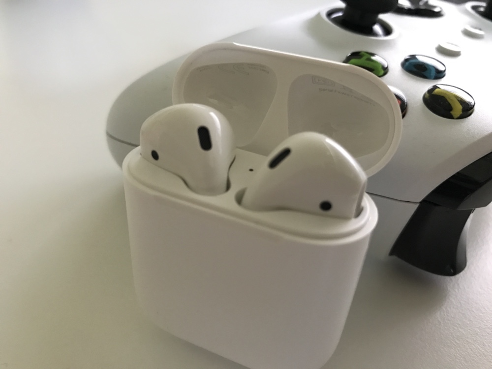 Foto van AirPods met Xbox-controller