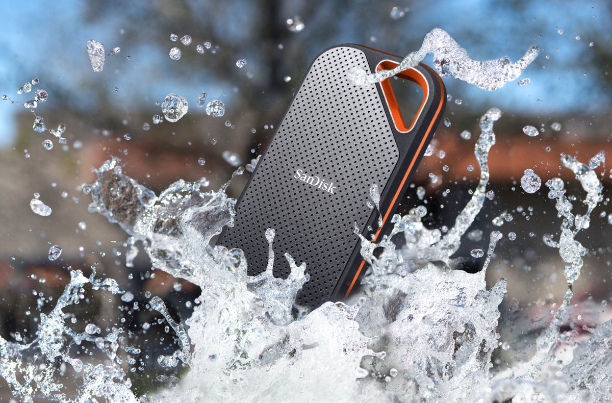 Foto van SanDisk-schijf in het water