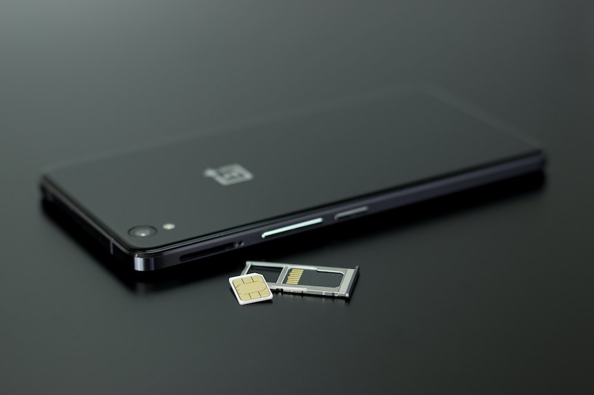 Smartphone met simkaart ernaast