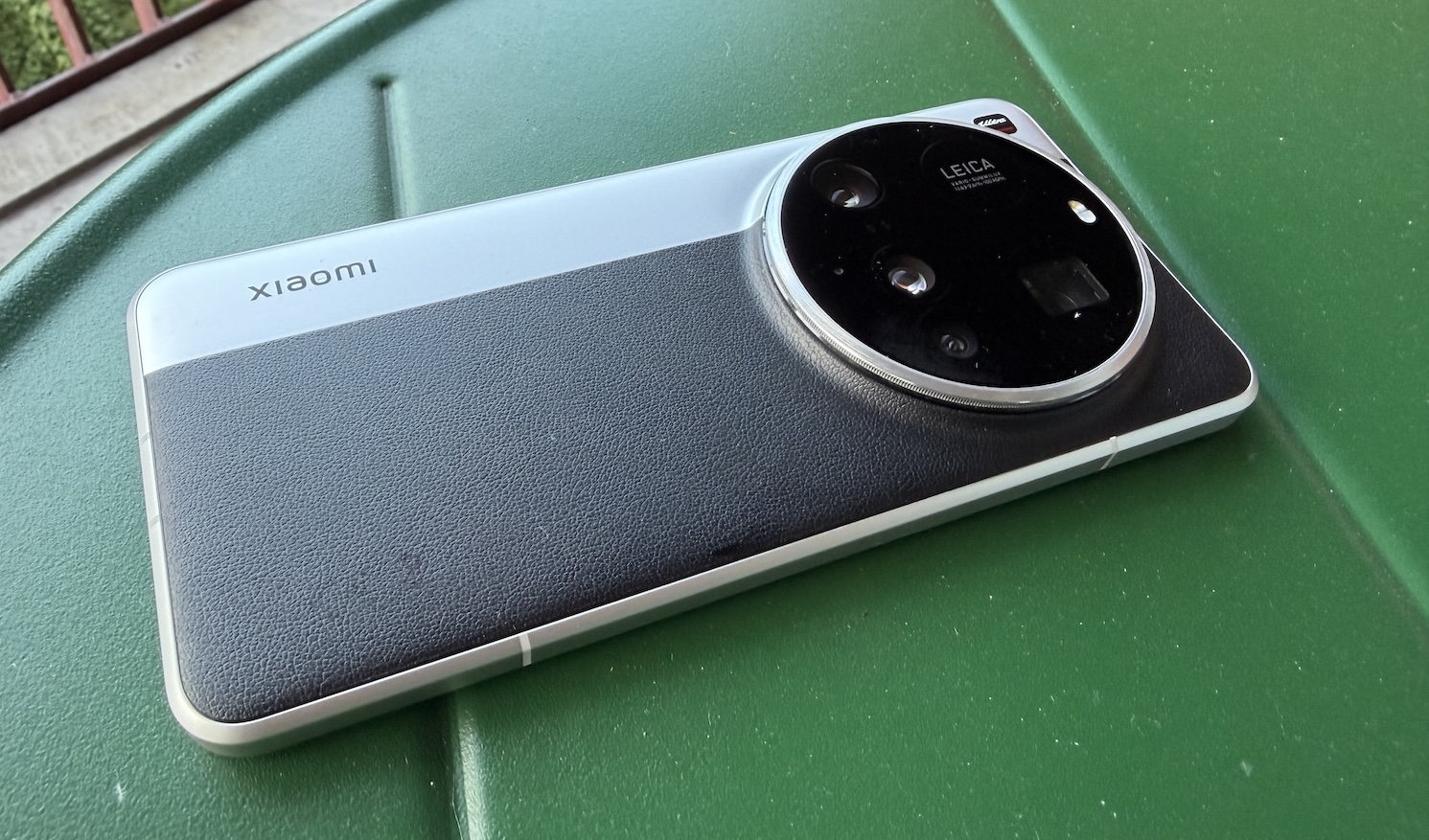 Xiaomi 15 Ultra achterkant op tafel